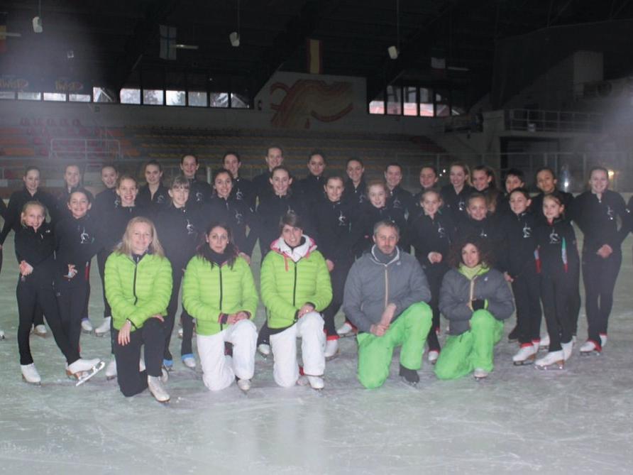 Lo staff tecnico e alcuni degli agonisti dell’Asd Varese Ghiaccio