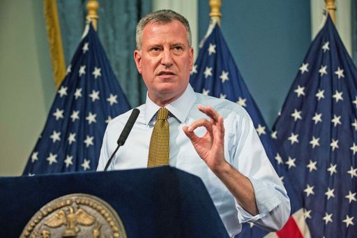 Funerali poliziotto, a New York agenti ancora contro de Blasio