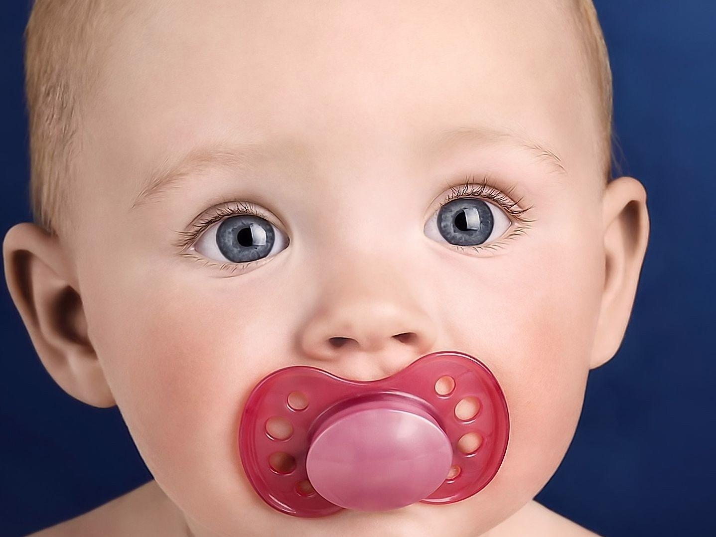 Il neonato col ciuccio bluetooth