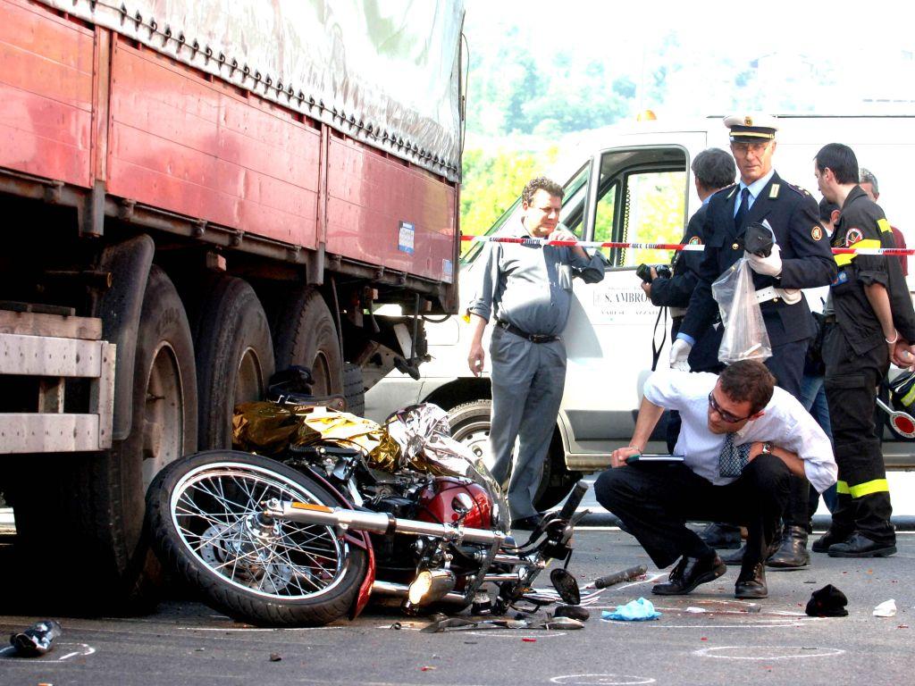 I rottami della moto guidata da Alessandro Ceolin