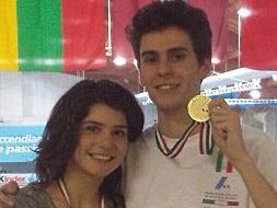 Jacopo Peron festeggia con la fidanzata Gaia Pigolotti