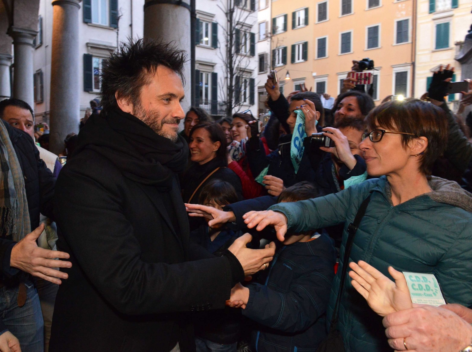 L'incontro di Nek con i fan in piazza del Podestà (Blitz)