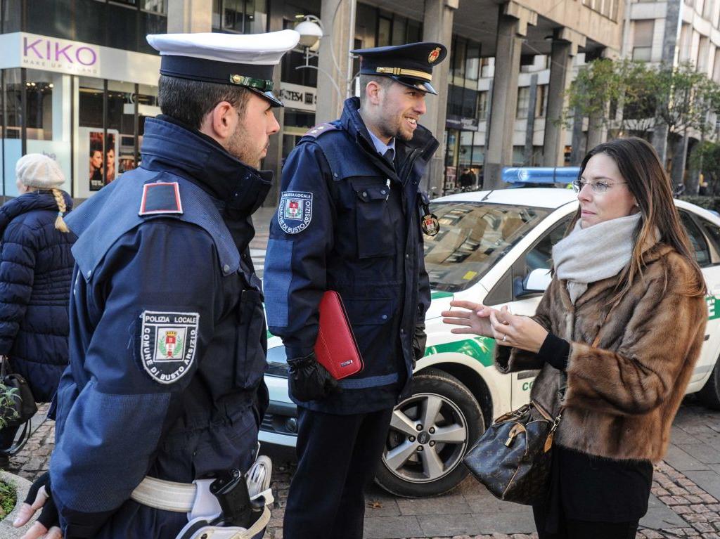 Isabella Tovaglieri con gli agenti della polizia locale (Blitz)