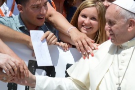 Papa: potenti del mondo incapaci di fermare persecuzioni M.O.