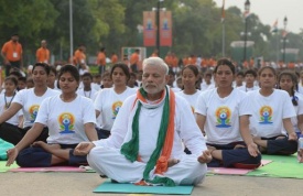 Modi fa esercizi con 35mila per celebrare Giornata mondiale Yoga