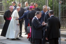 Papa incontra sei cugini a Torino: felice per il ritorno a casa