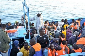 A Salerno nuovo sbarco di migranti, nel porto 522 persone