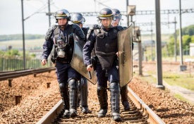 Calais nel caos, protesta marinai blocca porto e tunnel