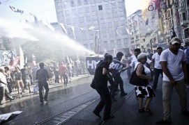 Turchia, violento intervento polizia contro gaypride Istanbul