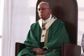 Papa: troppi silenzi su disumane persecuzioni verso cristiani