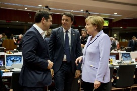 ## Renzi tifa sì a bassa voce: greci scelgano tra euro e dracma
