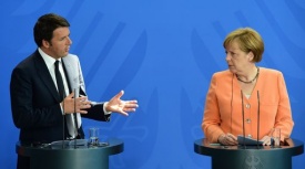 Renzi sposa la linea Merkel: un errore di Tsipras il referendum