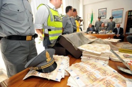 Napoli, scoperto laboratorio clandestino di euro falsi: 3 arresti