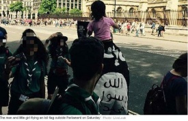 Londra, sulle spalle di papà bimba sventola una bandiera dell'Isis