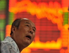 Cina, panico in Borsa, Pechino impone divieti e minaccia sanzioni