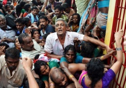 India, calca a festival indù: almeno 27 morti