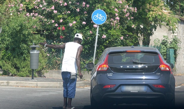 Botte e lame tra parcheggiatori abusivi