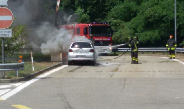Auto in fiamme sull'autostrada 