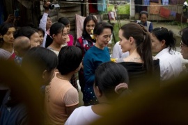 Angelina Jolie e Aung San Suu Kyi incontrano lavoratrici sfruttate