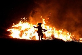 California, 10.000 vigili del fuoco combattono contro gli incendi