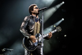 Per Lenny Kravitz incidente sexy ed è subito #penisgate (è un piercing?)