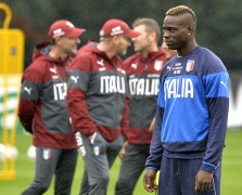 Mario Balotelli lancia i nuovi scarpini con la