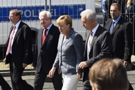 Germania, Merkel fischiata da manifestanti tedeschi a Heidenau