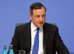 Euro più debole su livelli dove l'avevano spinto parole Draghi