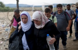 Migliaia di migranti premono, tensione a confine greco-macedone