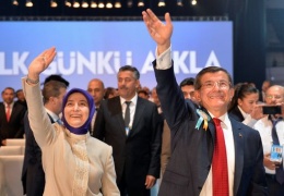 Turchia, premier Davutoglu rieletto alla guida dell'Akp