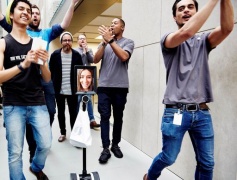 Australiana fa fare la coda per il nuovo iPhone 6s a un robot