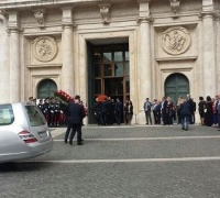 Folla a camera ardente Ingrao a Montecitorio, anche Mattarella