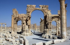 Siria, l'Isis fa saltare in aria l'Arco di trionfo di Palmira