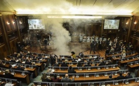 Kosovo, opposizione sparge gas lacrimogeno in Parlamento
