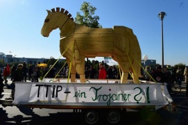 Migliaia in piazza a Berlino contro accordo Ttip tra Ue e Usa