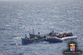 Otto migranti morti su un gommone soccorso ieri nel Mediterraneo
