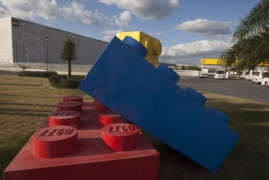 Lego rifiuta mattoncini ad Ai Weiwei, lui lancia punti di raccolta