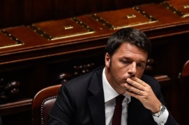 Da Renzi fiducia condizionata a De Luca, aspettando le indagini