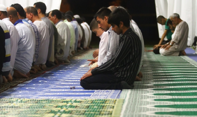 Musulmani in preghiera a Gallarate (Foto Archivio)