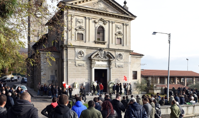 Folla in chiesa per l’addio a Cristian Lazzari (Foto Blitz)