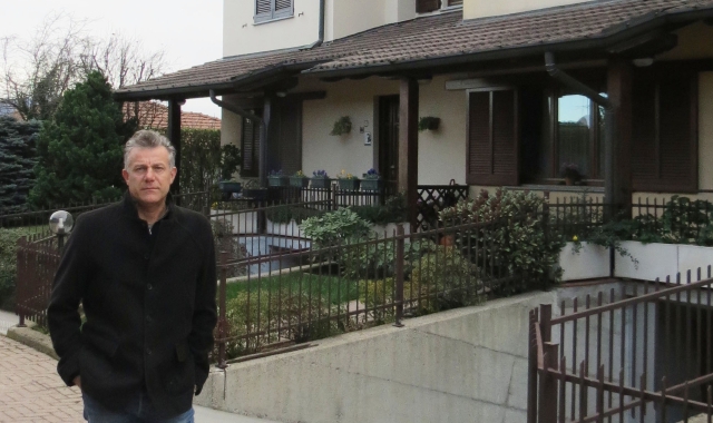 Il sindaco Angelo Pierobon accanto alla sua abitazione(foto Blitz)