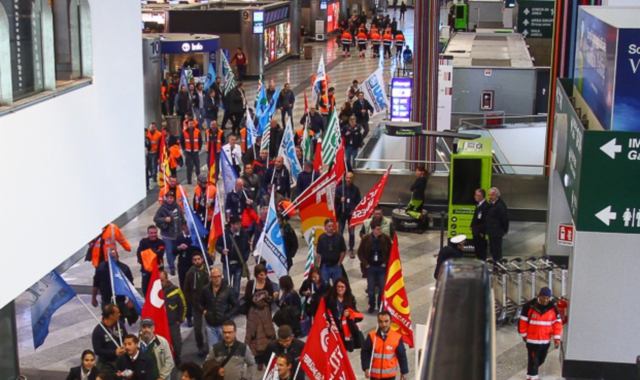 Una immagine della manifestazione sindacale di settimana scorsa dentro l’aeroporto di Malpensa.