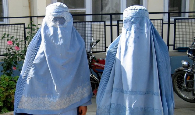 Burqa vietato in Ticino. «Ora Varese»