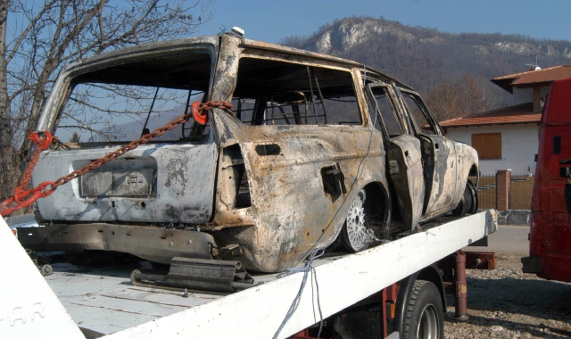 La Volvo di Giuseppe Piccolomo in cui morì bruciata la moglie Marisa Maldera