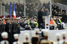 Parigi ricorda vittime stragi, Hollande: resteremo noi stessi