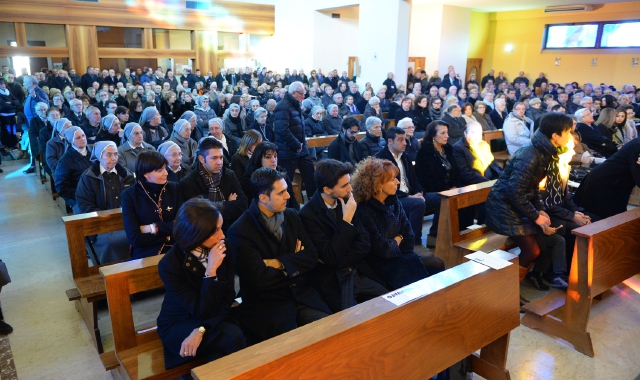 Folla e commozione per l’ultimo saluto ad Enzo Volonté (foto Blitz)