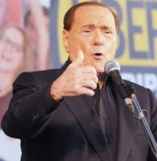 Berlusconi vs Renzi: mancette elettorali dopo Parigi, disgustoso