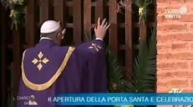 Papa ha aperto prima Porta Santa del Giubileo: 