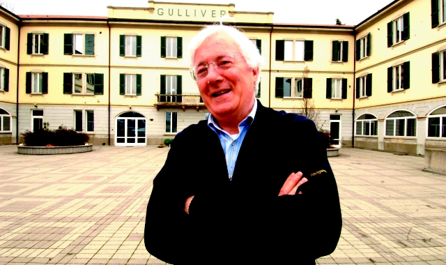 Don Michele Barban davanti alla sede di Gulliver (Foto Archivio)