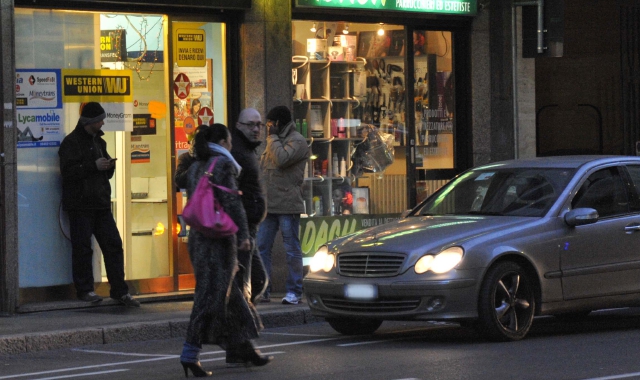 Controlli della polizia locale in via Piave (Foto Archivio)